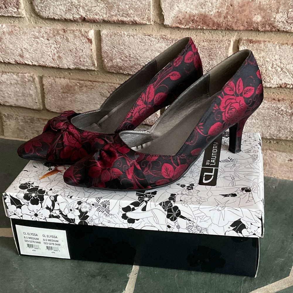 CL by Laundry Elyssa black/red bow heels. Size 8.5. (39)